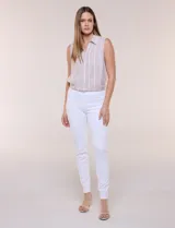 Pantalón jegging blanco de tiro medio con calce ajustado skinny, cintura elastizada y bolsillos traseros funcionales.