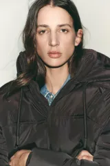 Anorak acolchado de corte corto, resistente al agua y al viento. Cuenta con cuello subido, capucha ajustable con cordones, cierre frontal con cremallera y bolsillos laterales con forro polar. El bajo es ajustable mediante cordones elásticos.