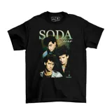 Remera negra de algodón con estampa frontal fotográfica de la banda Soda Stereo y tipografía del logo en la parte superior.