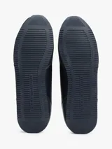 Zapatillas Tommy Hilfiger azul marino de corte bajo, con logo en el lateral y detalle rojo en el talón. Suela blanca dentada de goma.