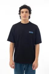 Remera negra de algodón con estampado en la espalda de cuatro retratos con diferentes cortes de pelo y logos de marcas deportivas.