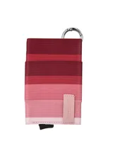 Tarjetero compacto marca Terrano con protección RFID, diseño de franjas horizontales en tonos rosados y borravino, y aro metálico superior.