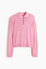 Remera polo de punto fino en mezcla de viscosa, con cuello clásico, tapeta de botones y mangas largas. Presenta terminaciones acanaladas en puños y bajo.
