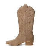 Bota texana de caña alta confeccionada en gamuza color beige, con puntera perfilada, tacón bajo cuadrado y costuras decorativas tradicionales en la caña y el empeine.