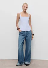 Top de algodón color celeste con escote cuadrado, tirantes anchos, diseño evasé y cierre de cremallera lateral.