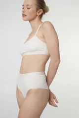 Bombacha tiro alto color borgoña, con fundillo de algodón.