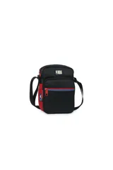 Morral deportivo NBA, de diseño compacto en color negro con detalles en rojo y azul. Cuenta con un compartimento principal con cierre, un bolsillo frontal con cierre y correa ajustable para el hombro.