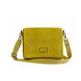 Cartera tipo bandolera color verde oliva, con diseño acolchado de círculos entrelazados y correa ajustable de tela en tono contrastante.