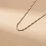 Cadena de plata 925 tipo serpiente, con acabado pulido y cierre de mosquetón.