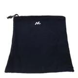 Cuello térmico de polar color negro, con cordón elástico ajustable en la parte superior y logo de la marca bordado en blanco.