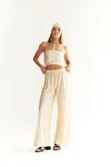 Top bandeau de lycra rib color crudo, con cuello halter fino.