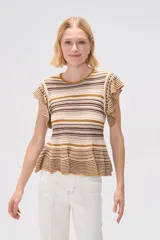 Top de acrílico a rayas horizontales en tonos marrón, beige y blanco, con cuello redondo y mangas cortas con volados.