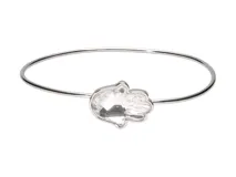 Pulsera rígida plateada con dije de cristal facetado con forma de mano de Hamsa.
