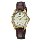 Reloj analógico Casio con caja redonda en tono dorado, esfera color champagne con números romanos en las posiciones 6 y 12, y correa de cuero marrón con textura de cocodrilo.