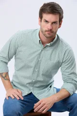 Camisa de manga larga con diseño de cuadros vichy en color verde y blanco, cuello abotonado y cierre frontal con botones.