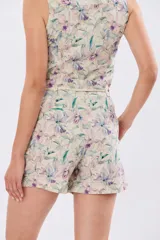 Short de lino con estampa botánica en tonos beige, verde y coral, de tiro alto con cordón ajustable en la cintura y bolsillos laterales.