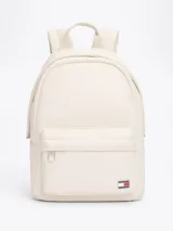 Mochila Tommy Jeans color crema, de poliuretano, con cierre de cremallera, asa superior y correas ajustables y acolchadas. Tiene un compartimento principal, un bolsillo interior de malla y un bolsillo exterior con cremallera.