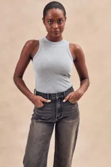 Musculosa de tejido acanalado con acabado brillante, de corte ajustado al cuerpo y cuello redondo alto.