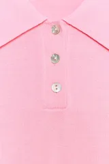 Top de punto de manga corta con cuello polo, frunces en los hombros y cierre frontal con tres botones.