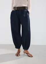Jeans balloon de algodón estilo vaquero en color azul marino, de tiro medio y largo tobillero, con pinzas y bolsillos laterales.
