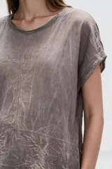Blusa de algodón holgada en color verde, con cuello redondo y mangas cortas.