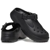 Zuecos Crocs estilo Mary Jane en color negro, con diseño de plataforma, tira frontal ajustable con hebilla y perforaciones en la puntera.