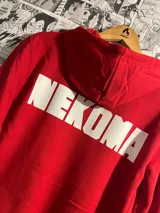 Canguro rojo con capucha y cordones ajustables. Estampado en la espalda con la palabra "NEKOMA" en letras blancas.