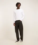 Suéter de punto para hombre, color celeste, con textura acanalada horizontal, cuello redondo y mangas largas con puños ajustados.