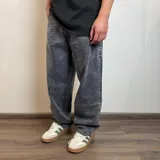 Pantalón de jean gris oscuro con efecto lavado, corte amplio y tiro alto.
