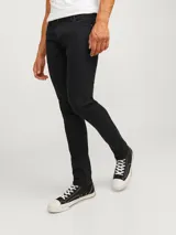 Pantalón jean negro de corte slim fit y tiro medio, con diseño clásico de cinco bolsillos y cierre de cremallera. Confeccionado en tejido de sarga con mezcla de algodón, poliéster, lyocell, viscosa y elastano.