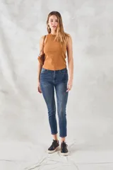 Musculosa color ocre de algodón peinado con cuello redondo y corte ajustado.