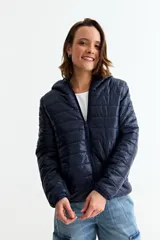 Campera puffer de corte recto con cierre frontal, capucha integrada y diseño acolchado horizontal.