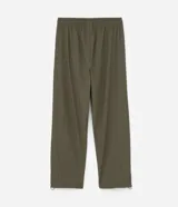 Pantalón deportivo de corte recto confeccionado en tejido técnico de poliamida y elastano. Presenta cintura elástica con cordón ajustable, bolsillos laterales con cierre y sistema de regulación en el ruedo para un ajuste personalizado.