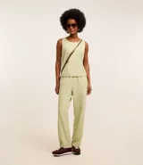 Pantalón recto de sarga color verde claro, con cintura elástica y sin estampa.