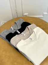 Remera de lanilla con textura acanalada, escote en V y mangas largas estilo oxford. Presenta un diseño ajustado al cuerpo.