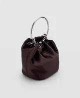 Bolso tipo bucket de satén color marrón oscuro, con cierre fruncido y manija circular metálica plateada.