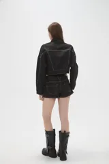 Short de jean negro engomado, de tiro medio y corte ajustado, con bolsillos laterales y traseros y costuras pespunteadas en contraste.