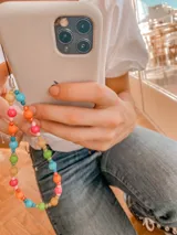 Llavero para celular con cuentas de colores.