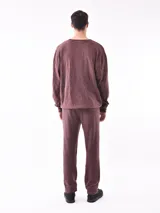 Buzo negro de corte holgado con cuello redondo y puños y cintura acanalados. Estampado frontal con la frase "State of Mind".