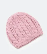 Gorro de punto color rosado con diseño trenzado.