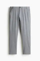Pantalón de corte slim fit en color gris, con cierre frontal de cremallera y botón, bolsillos laterales y bolsillo trasero insertado.