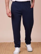 Pantalón deportivo tipo jogging recto color azul marino, confeccionado en 60% algodón y 40% poliéster.
