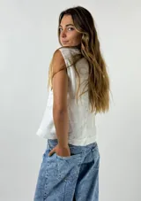 Chaleco de lino sin mangas, con corte recto y diseño minimalista.