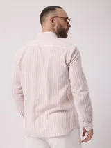 Camisa de hombre de manga larga con rayas verticales en tonos verde claro y blanco. Confeccionada en una mezcla de lino y algodón, presenta cuello abotonado y bolsillo en el pecho.