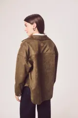 Sobrecamisa de gamuza sintética en color marrón chocolate, con corte oversize, cuello camisero, cierre frontal con botones y bolsillos frontales tipo parche.
