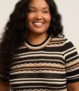 Blusa de punto ligero con cuello redondo, mangas cortas y rayas horizontales en tonos negro, beige y blanco.