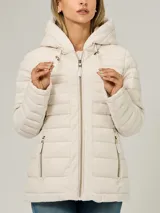 Campera ligera acolchada de la marca Tommy Hilfiger, con diseño de líneas horizontales, cierre frontal de cremallera, bolsillos laterales con cierre y capucha integrada con cordones ajustables.