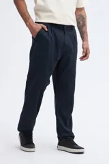 Pantalón azul marino de corte recto y holgado, con pinzas en la cintura y bolsillos laterales.