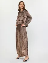 Pantalón palazzo de tiro alto, color bronce metalizado, con efecto plisado y pretina elastizada.