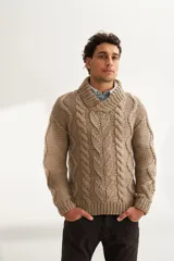 Sweater de lana color beige, tejido a mano con ochos y cuello cruzado. Terminaciones en punto elástico en puños y ruedos.